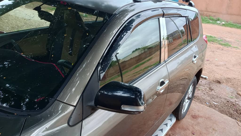 Toyota RAV4 - Profil avant - SUV location Ouagadougou
