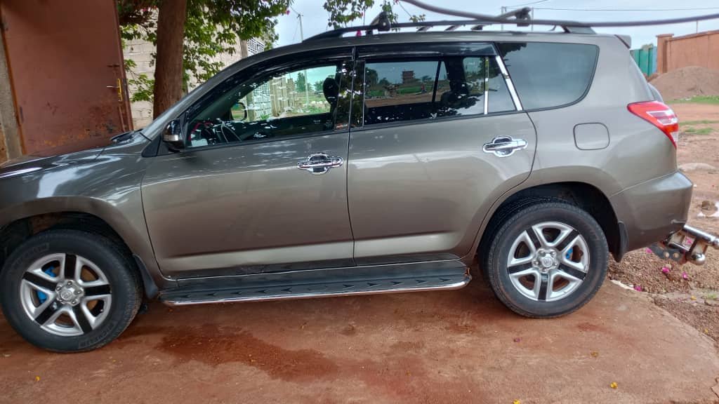 Toyota RAV4 - Vue laterale - Location de vehicule Massida Services