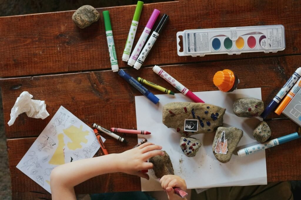 Groupe d'enfants en excursion dans la nature