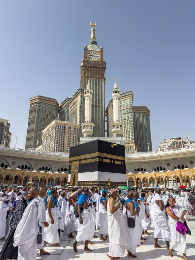 Pèlerins autour de la Kaaba lors du Hadj