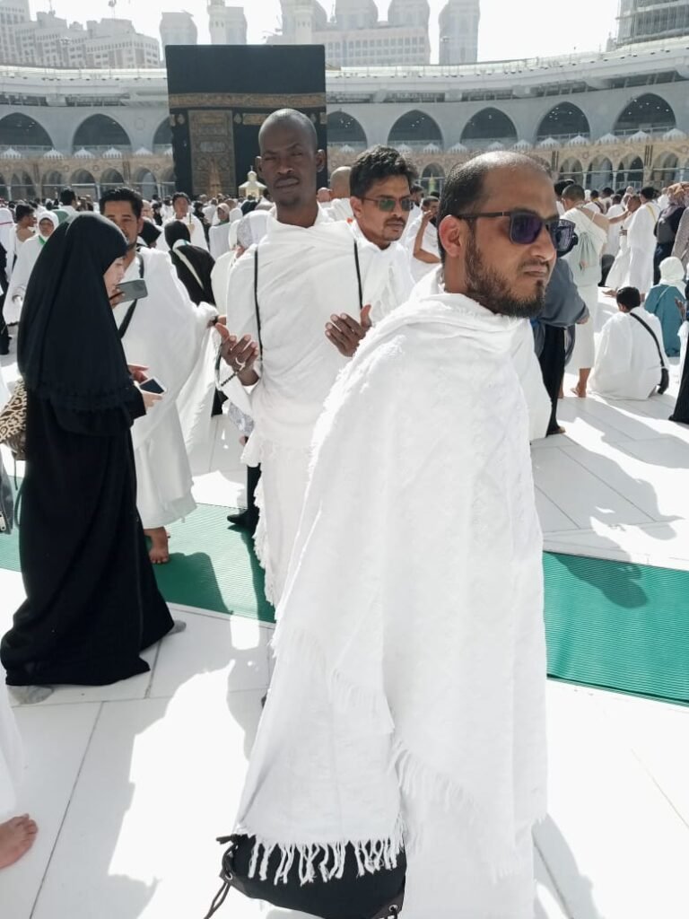 Pèlerin en tawaf autour de la Kaaba